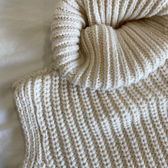 H&M turtleneck sweater - Picture 3 of 3